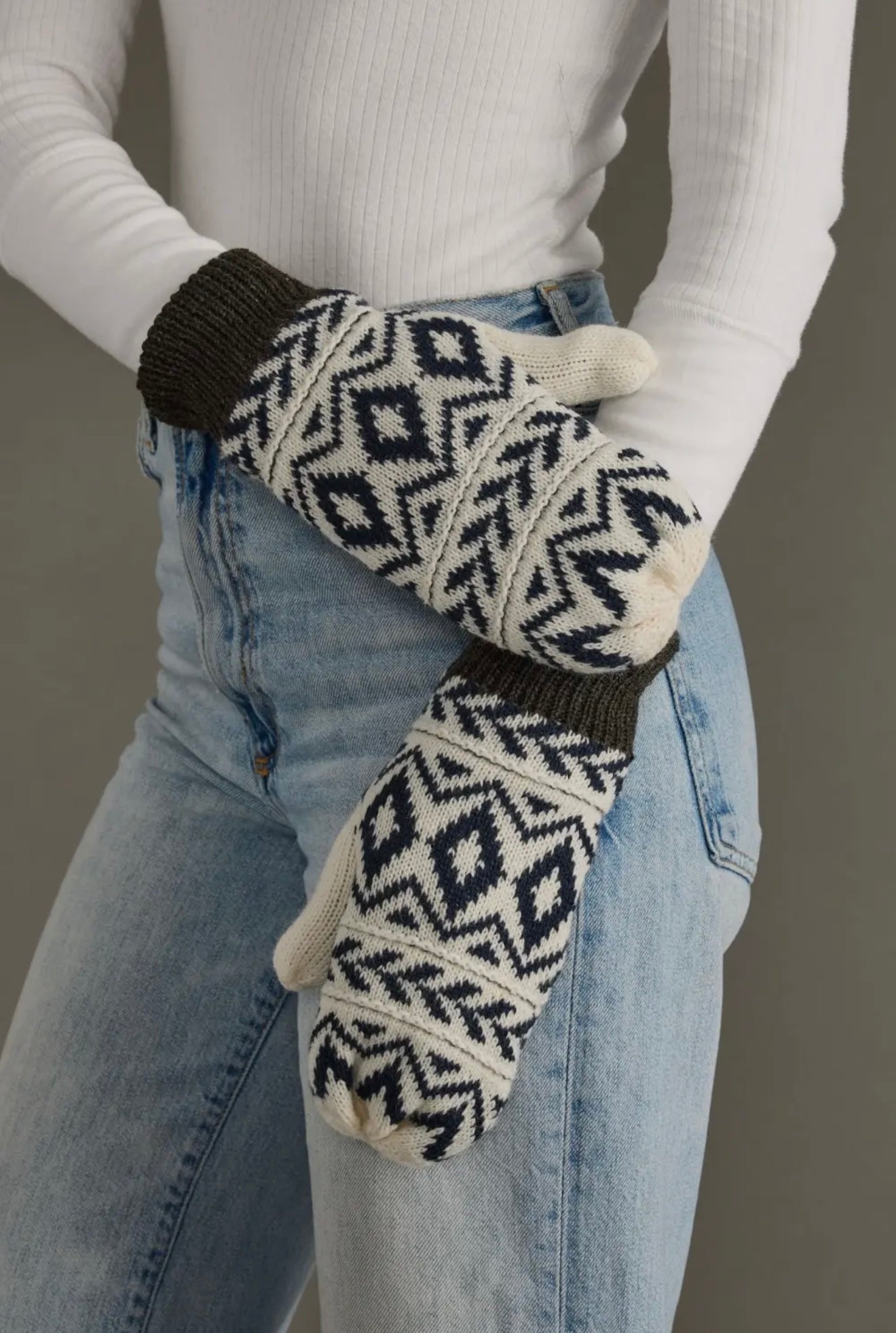 ISLA IVORY, NAVY & DARK GRAY PATTERNED MITTENS