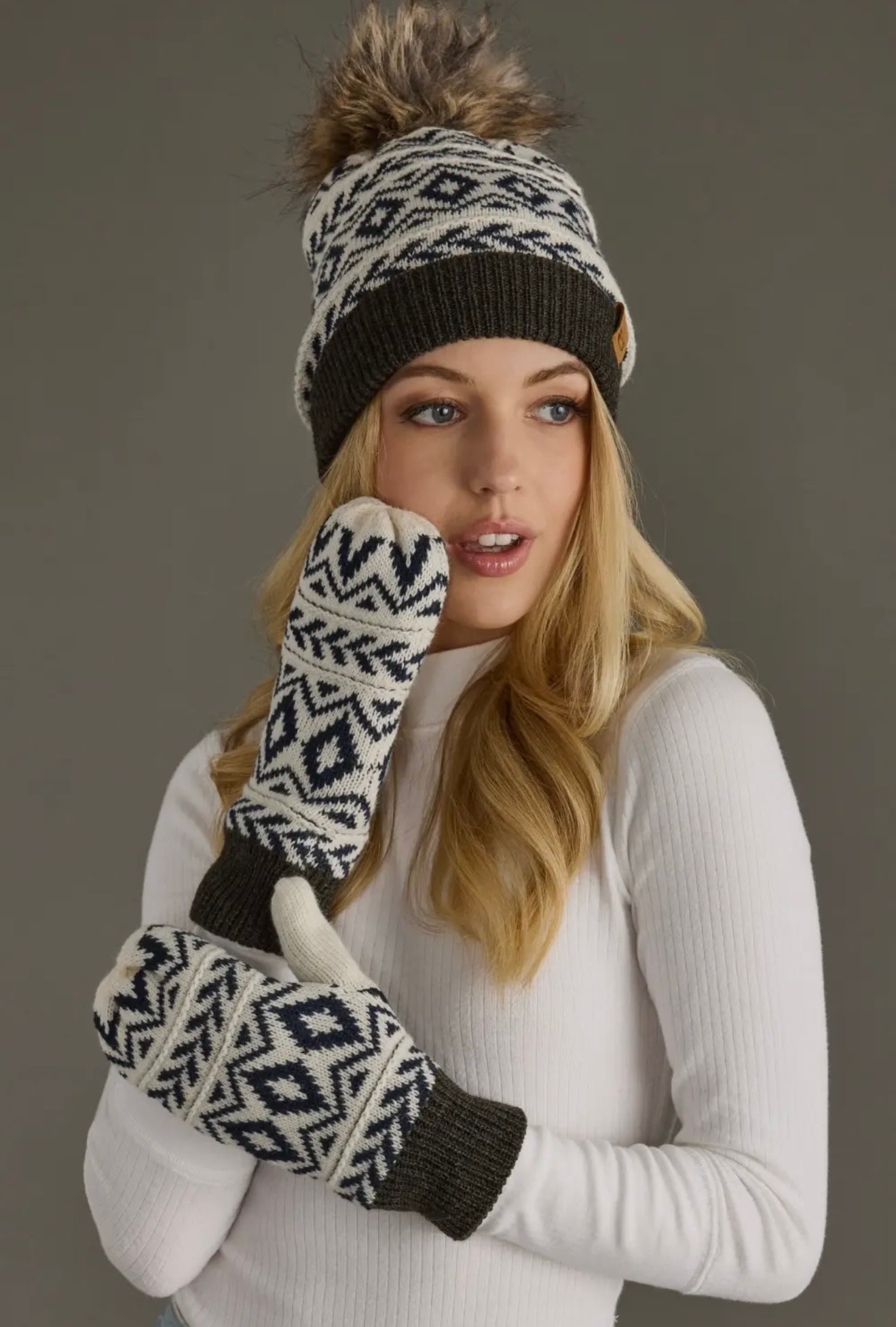 ISLA IVORY, NAVY & DARK GRAY PATTERNED MITTENS